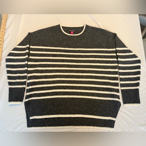 Vince Camuto Striped Knit Sweater – Size Medium (Oversized Fit) - Picture 4 of 10